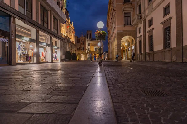 Padua, İtalya: Padua 'da sakin bir yaz gecesi insanlar kaldırım taşları üzerinde yürüyor