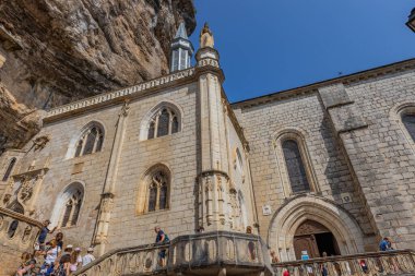 Rocamadour, Fransa: Rocamadour 'un ortaçağ merkezinde yürüyen turistler. Fransa