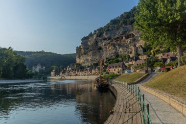 La Roque-Gageac, Fransa: Sakin Dordogne Nehri boyunca taştan evleri olan nehir kenarı köyü.