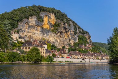 La Roc Gageac; Fransa: Fransa 'nın Dordogne bölgesindeki La Roc Gageac Ortaçağ nehir köyü