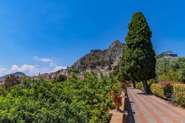 Taormina, Sicilya, İtalya: Villa Comunale yolu ağaçlar ve çiçeklerle kaplı