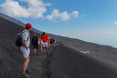Etna Dağı, Catania, Sicilya, İtalya: Etna Dağı, Sicilya, İtalya 'da aktif volkan kraterinde yürüyen insanlar