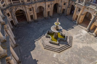 Tomar, Portekiz: İsa Manastırı 'nın süslü bahçesinde katmanlı bir çeşme ve kemerli galeriler