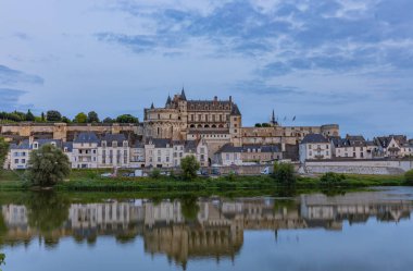 Amboise, Fransa: Amboise Kalesi 'nin resimli manzarası; Fransa' nın Amboise kentinde tarihi bir kale; Loire Nehri 'ne bakan.