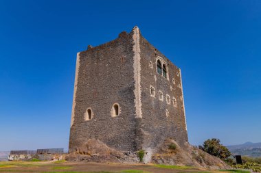 Adrana, Sicilya: Norman Kalesi, (Castello Normanno) Sicilya 'nın merkezinde, Adrana şehrinde..