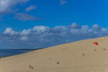 Pilat Kum tepesi, Fransa: Avrupa 'nın en uzun kum tepesi olan Pilat Kumulundaki İnsanlar. La Teste-de-Buch, Arcachon Körfezi, Aquitaine, Fransa