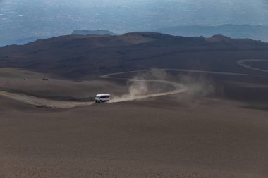 Etna Dağı 'ndaki tur otobüsü, turistleri Etna Dağı, Sicilya ve İtalya' daki 2900 metredeki Güneydoğu kraterinin eteklerine götürüyor.