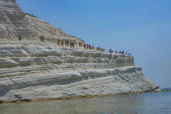 Realmonte, İtalya: İnsanlar Agrigento yakınlarındaki Scala dei Turchi 'nin beyaz kireçtaşı kayalıklarına tırmanıyor