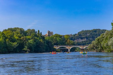 Dordogne Vadisi, Fransa: Kanolar Dordogne Nehri, taş köprü ve Beynac-et-Cazenac şatosu boyunca süzülüyor