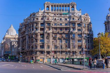 Bükreş, Romanya: Bükreş şehir merkezindeki tarihi bina manzarası. Blocul Adriatica-Trieste, Calea Victoriei caddesinde yer almaktadır.