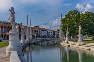 Padova, İtalya. İtalya, Veneto, Padova 'daki Prato della Valle' de heykelleri olan kanal manzarası