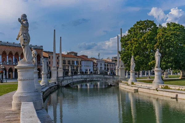 Padova, İtalya. İtalya, Veneto, Padova 'daki Prato della Valle' de heykelleri olan kanal manzarası