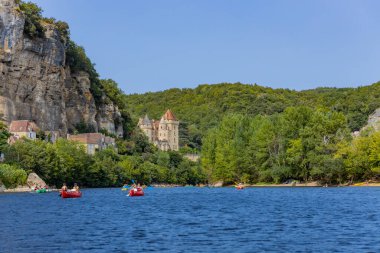 La Roque-Gageac, Dordogne, Fransa: La Roque-Gageac, Aquitaine, Fransa 'da Dordogne nehrinde kano gezisi