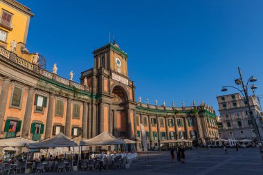 Napoli, İtalya: Convitto Nazionale Vittorio Emanuele II Piazza Dante 'de saat kulesi ve klasik cephesi ile duruyor