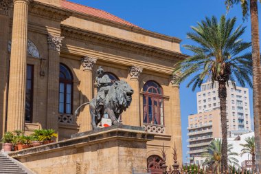 Palermo, İtalya: Teatro (tiyatro) Massimo Vittorio Emanuele Palermo, Sicilya 'da, neoklasik sütunlar, aslan heykelleri ve palmiye ağaçları ile