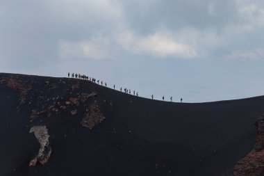 Etna Dağı, Catania, Sicilya, İtalya: Etna Dağı, Sicilya, İtalya 'da aktif volkan kraterinde yürüyen insanlar