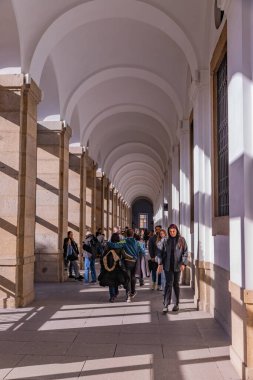 Madrid, İspanya: Kraliçe Sofya Müzesi (Reina Sofia Müzesi) halkı. Ulusal 20. yüzyıl sanat müzesi