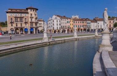 Padova, İtalya. İtalya, Veneto, Padova 'daki Prato della Valle' de heykelleri olan kanal manzarası