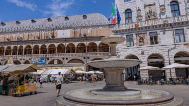 Padua, İtalya: Tarihi Palazzo della Ragione Piazza della Frutta 'daki canlı bir pazara bakıyor