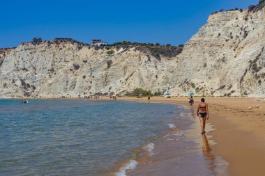 Sicilya, İtalya: İtalya 'nın Sicilya kentindeki Scala dei Turchi plajında (Türklerin Merdivenleri) insanlar