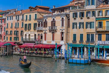 Venedik, İtalya: Gondol ve botlar Venedik 'teki Büyük Kanal' da yol alıyorlar