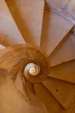 Tomar, Portekiz: Tomar Kalesi 'nde taş spiral bir merdiven görüntüsü