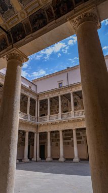 Padua, İtalya: Palazzo Bo (Bo Palace) bahçesi, 1539 yılında İtalya 'nın Padua şehrinde Padova Üniversitesi' nin tarihi yapı evi.
