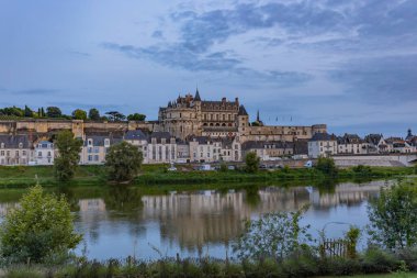 Amboise, Fransa: Amboise Kalesi 'nin resimli manzarası; Fransa' nın Amboise kentinde tarihi bir kale; Loire Nehri 'ne bakan.