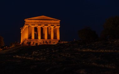 Sicilya, İtalya: Sicilya 'daki Agrigento, Sicilya' daki Tapınak Tapınağı. Gece aydınlatması. Sicilya, İtalya