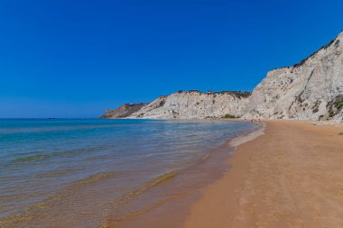 Sicilya, İtalya: İtalya 'nın Sicilya kentindeki Scala dei Turchi plajında (Türklerin Merdivenleri) bazı insanlar