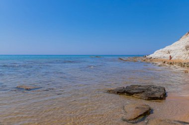 Sicilya, İtalya: İtalya 'nın Sicilya kentindeki Scala dei Turchi plajında (Türklerin Merdivenleri) bazı insanlar