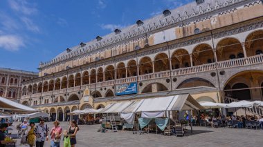 Padua, İtalya: Tarihi Palazzo della Ragione Piazza della Frutta 'daki canlı bir pazara bakıyor