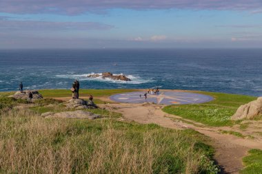 La Coruna, İspanya: Herkül Kulesi yakınlarındaki büyük bir pusula gülü içeren kıyı manzarası
