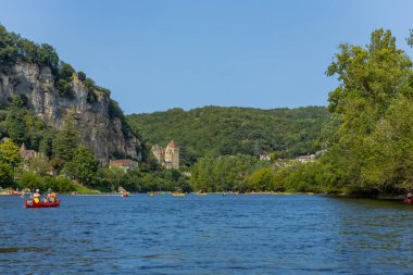 La Roque-Gageac, Dordogne, Fransa: La Roque-Gageac, Aquitaine, Fransa 'da Dordogne nehrinde kano gezisi