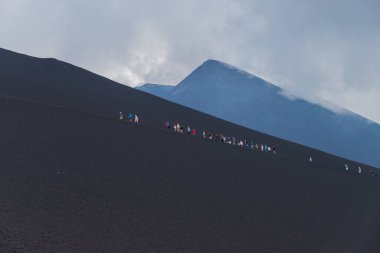 Etna Dağı, Catania, Sicilya, İtalya: Etna Dağı, Sicilya, İtalya 'da aktif volkan kraterinde yürüyen insanlar