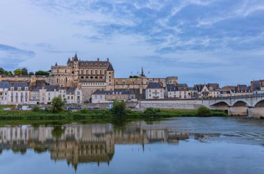 Amboise, Fransa: Amboise Kalesi 'nin resimli manzarası; Fransa' nın Amboise kentinde tarihi bir kale; Loire Nehri 'ne bakan.