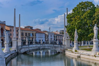 Padova, İtalya. İtalya, Veneto, Padova 'daki Prato della Valle' de heykelleri olan kanal manzarası