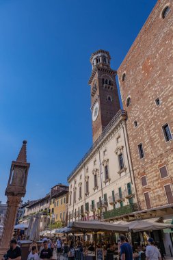 Verona, İtalya - Piazza delle Erbe Torre dei Lamberti 'nin altında hayat dolu