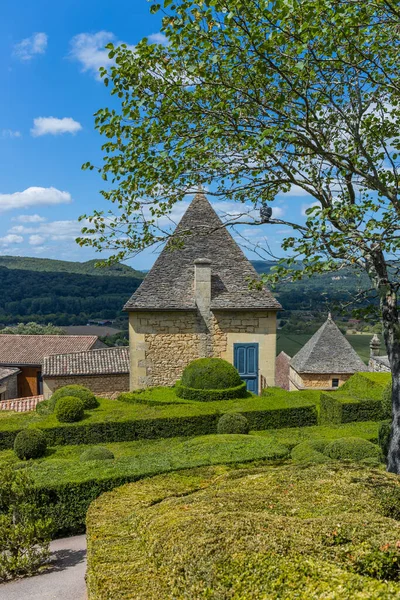 Dordogne, Fransa: Fransa 'nın Dordogne bölgesindeki Jardins de Marqueyssac bahçesinde tespih kuşu
