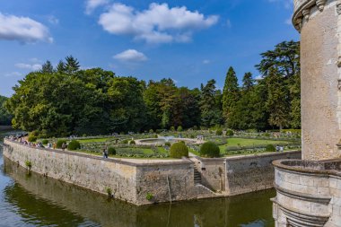 Chenonceau, Fransa: Parterre ve çeşmeli resmi bahçeler Şato de Chenonceau yakınlarındaki taş duvarlarla çevrili