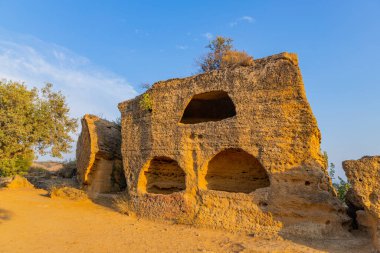 Sicilya, Agrigento 'daki Tapınaklar Vadisi' ndeki harabeler. İtalya