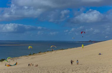 Pilat, Fransa 'nın Kumulu: Pilat, Arcachon Havzası, Nouvelle Aquitaine, Fransa' da insanlar yamaç paraşütü yapıyor.