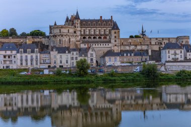 Amboise, Fransa: Amboise Kalesi 'nin resimli manzarası; Fransa' nın Amboise kentinde tarihi bir kale; Loire Nehri 'ne bakan.