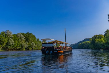 Beynac-et-Cazenac, Fransa: Arka planda Beynac-et-Cazenac köyü ile Dordogne nehri üzerinde geleneksel tekne. Fransa 'nın Dordogne bölgesinde bir köy.