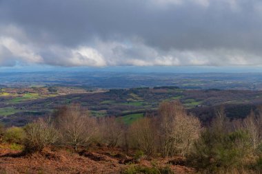 Camino de Invierno (Kış Yolu), Galiçya, İspanya boyunca yükselen görüş açısı manzarası.