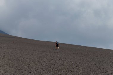 Etna Dağı, Catania, Sicilya, İtalya: Etna Dağı, Sicilya, İtalya 'da aktif volkan kraterinde yürüyen insanlar