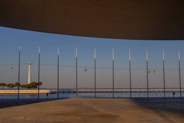 Lizbon, Portekiz: Lizbon 'daki Pavilhao de Portugal, Milletler Parkı' nda yer alan mimar Alvaro Siza Vieira tarafından tasarlanmış ikonik ve dalgalı bir beton çatıya sahiptir.