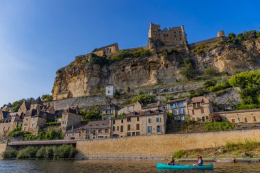 Beynac-et-Cazenac, Fransa: Kayalık kayalıklarda Dordogne nehrine bakan ortaçağ şatosu ve taş evler