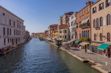 Venedik, İtalya: Tarihi binalar, sakin sular ve canlı şehir yaşamına sahip sakin bir kanal manzarası