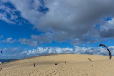 Pilat, Fransa 'nın Kumulu: Pilat, Arcachon Havzası, Nouvelle Aquitaine, Fransa' da insanlar yamaç paraşütü yapıyor.